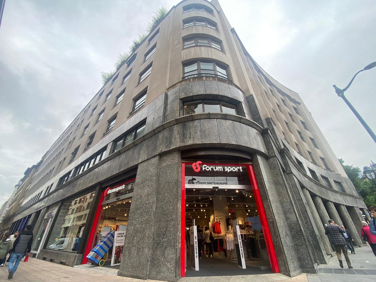 urbhaus's tweet photo. Hoy se ha abierto al público la nueva tienda de Forum Sport S.A. de la Plaza Moyúa de #Bilbao, local de referencia del grupo (flagship store).
En sus 2.000 metros2 de superficie comercial, se ha implantado su nueva imagen, con espacios “más abiertos, luminosos y accesibles”. https://t.co/JJs2hY0vdW