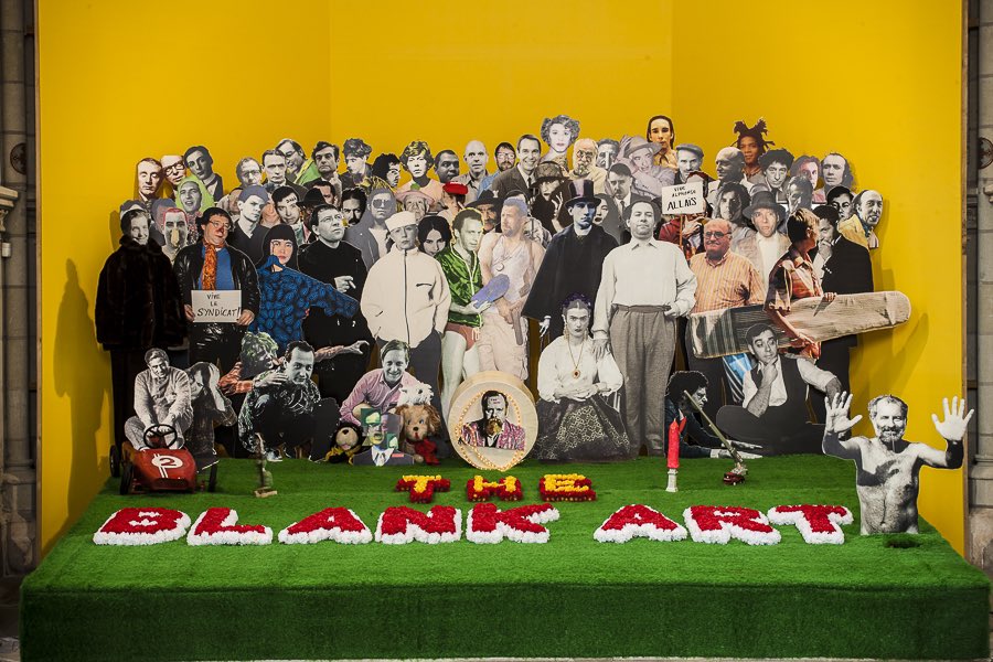 BLANCKARTVENOM's tweet photo. Pour préparer cette oeuvre, j’ai eu la chance d’aller visiter #PeterBlake chez lui à Londres, grâce à mon ami #BillCulbert qui avait connu Peter lors de leurs études aux Beaux-Arts.
Peter m’a ouvert un meuble dans lequel il archive toutes les répliques/hommages à son oeuvre. https://t.co/BbHSUU1mhf