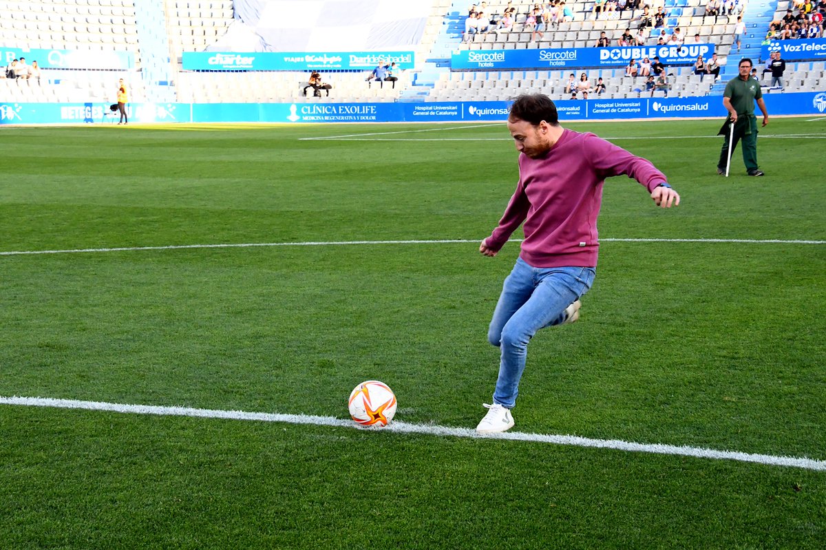 CESabadell's tweet photo. Vols ser el protagonista al descans del #SabadellAlgeciras? Prova sort amb el Xut del Mig del Camp ⚽

👉🏻 RT 🔁 i M'agrada ❤️ a aquest tuit per participar 

👉🏻 4 seran els afortunats que baixaran a la gespa 🍀

🚘 Patrocinat per #RenaultAuser

#AmbUnParell | #5000Arlequinats https://t.co/3IIE9JojRe