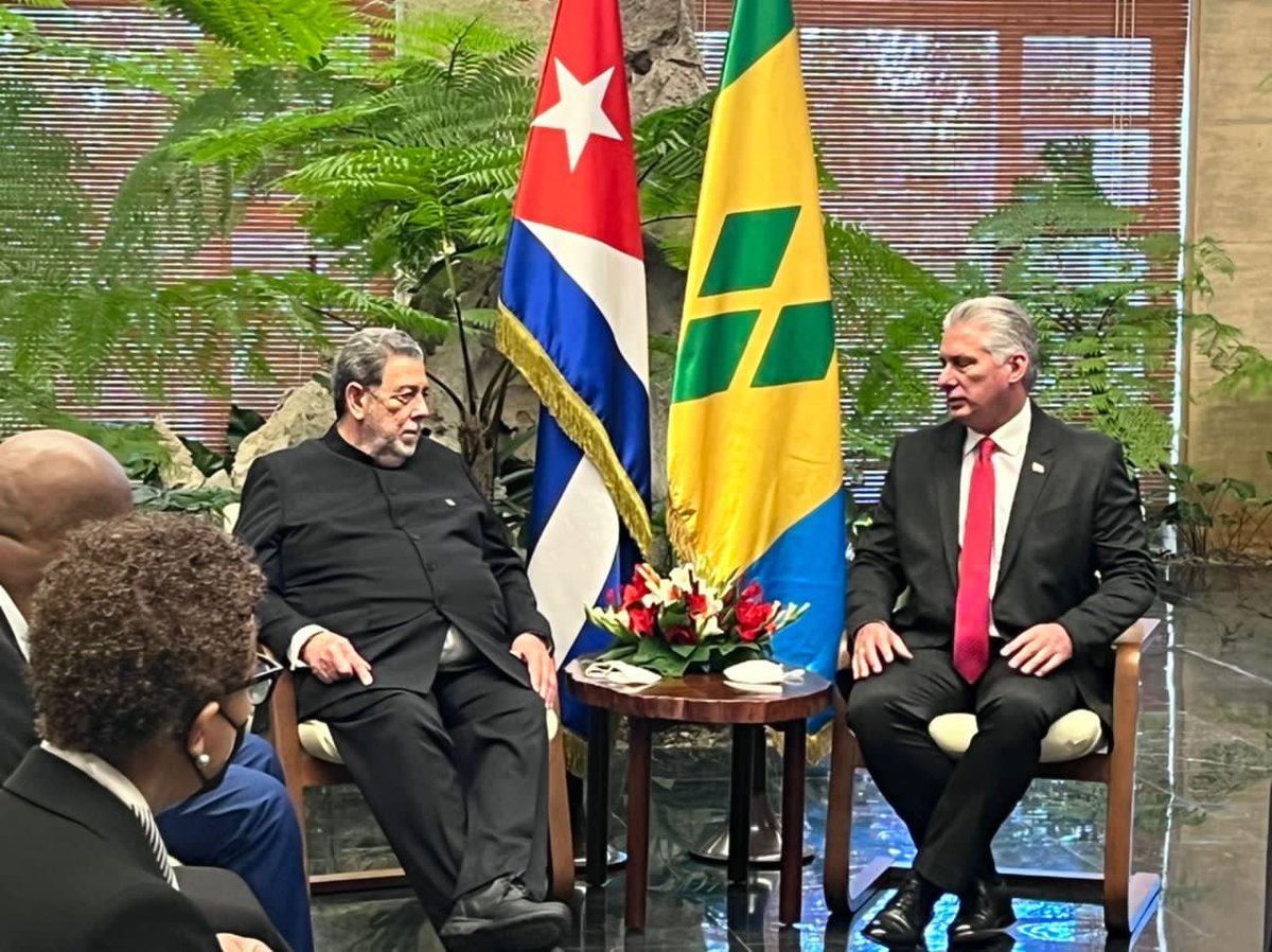 Sostienen conversaciones oficiales el presidente @DiazCanelB y el Primer Ministro de #SanVicenteYLasGranadinas . Hoy #26Mayo se cumplen 30 años de relaciones entre ambas naciones.