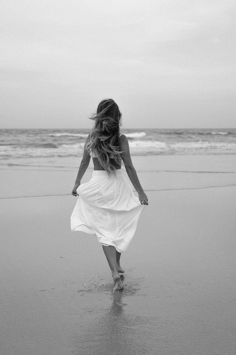 nftmck's tweet photo. beachy black + whites 🤍🖤 https://t.co/LvQZWazQDn