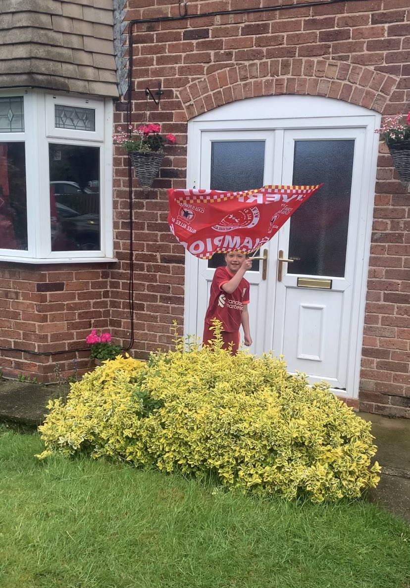 And we’re off. First stop that there London, then Paris in the morning. Vamos Rojos!!