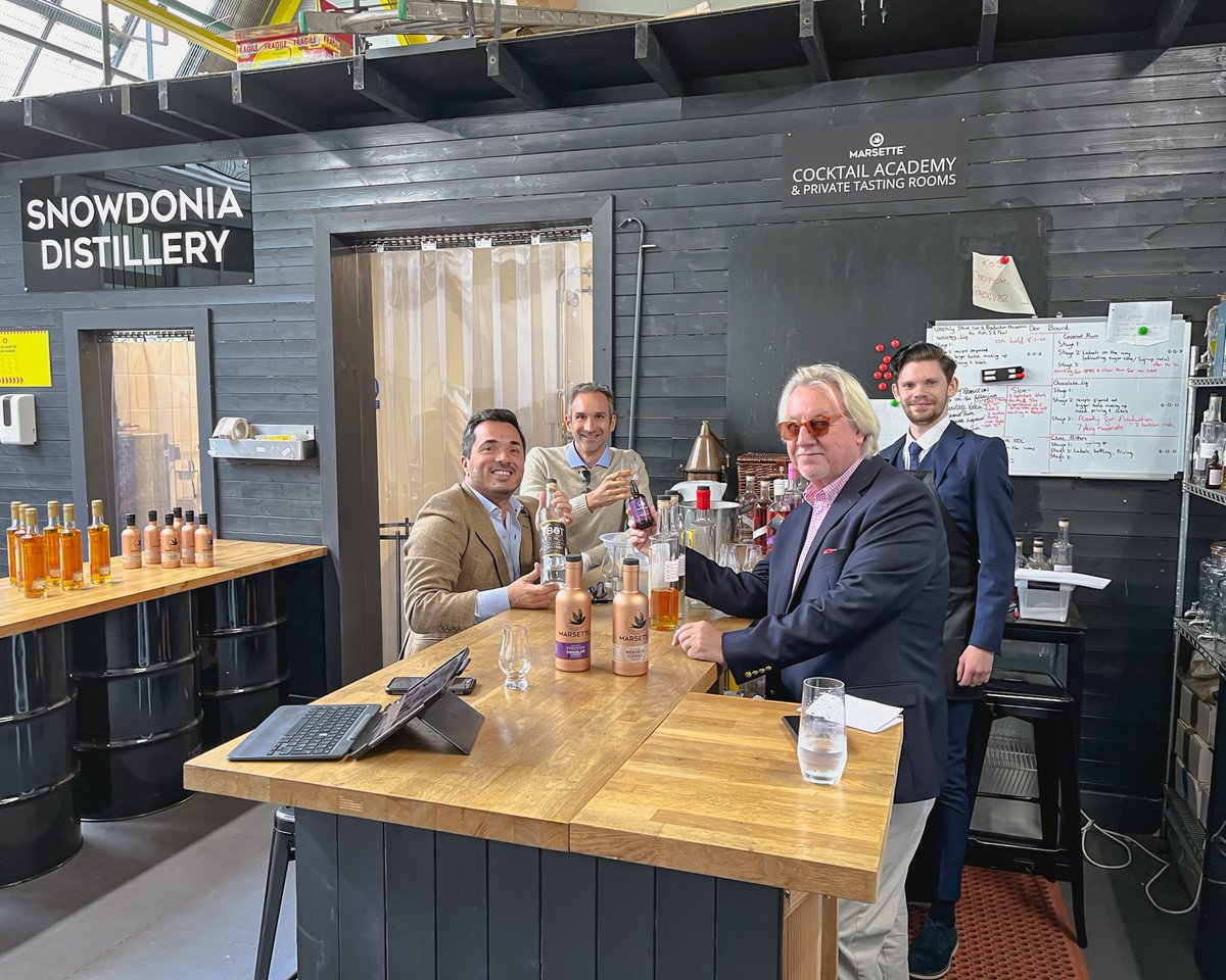 ForagersGin's tweet image. It was great having our chocolate supplier 
over all the way from Peru! Delivering our single estate 
Cusco #chocolate. 

Thrilled to be able to do a little tasting of what we 
created with his product, our Y Bēt #ChocolateVodka 
and the Marsette Chocolate Essence!