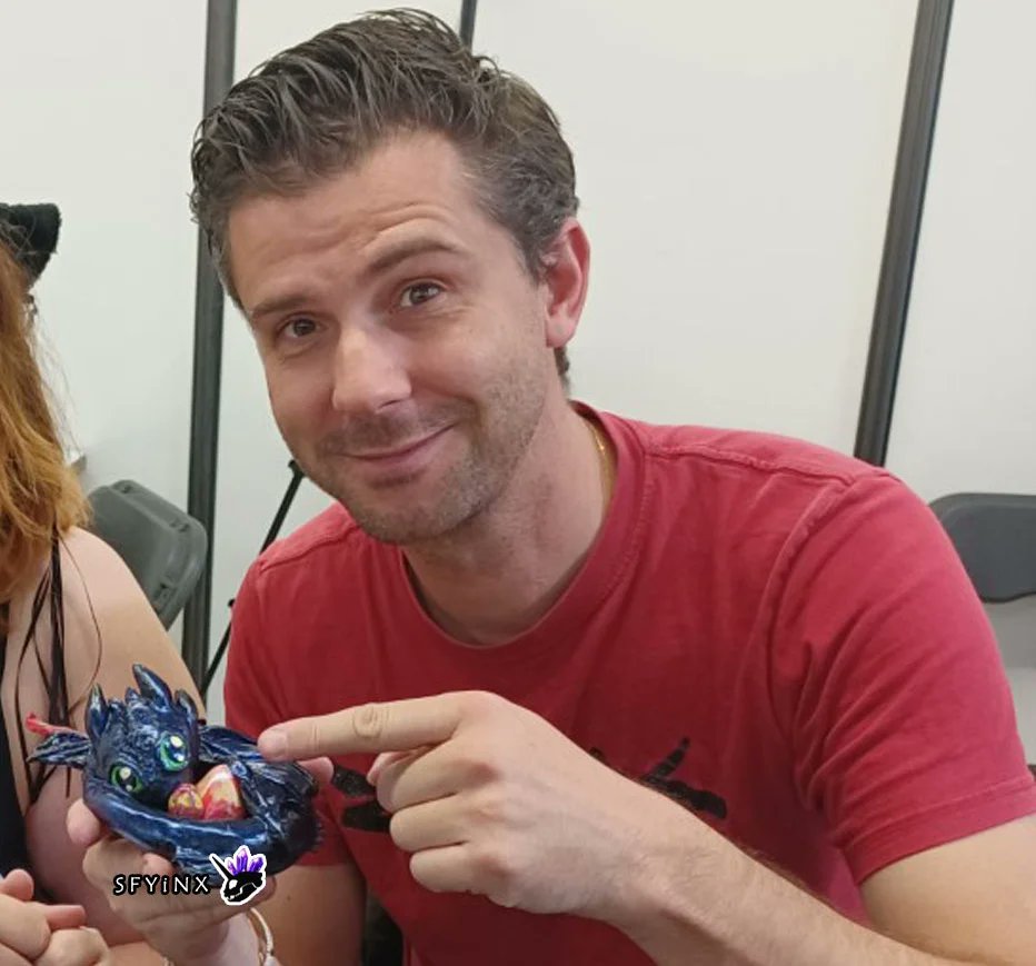 SFYiNX's tweet photo. ~ Merci pour ce magnifique moment et week-end @DonaldReignoux 🌸🥰 Longue vie à Krokmou chez vous ! 😁
#kamocon #Dragon #krokmou #creation #fimo https://t.co/Kw6YpYYA4j