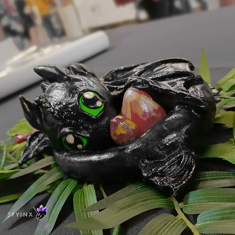 SFYiNX's tweet photo. ~ Merci pour ce magnifique moment et week-end @DonaldReignoux 🌸🥰 Longue vie à Krokmou chez vous ! 😁
#kamocon #Dragon #krokmou #creation #fimo https://t.co/Kw6YpYYA4j
