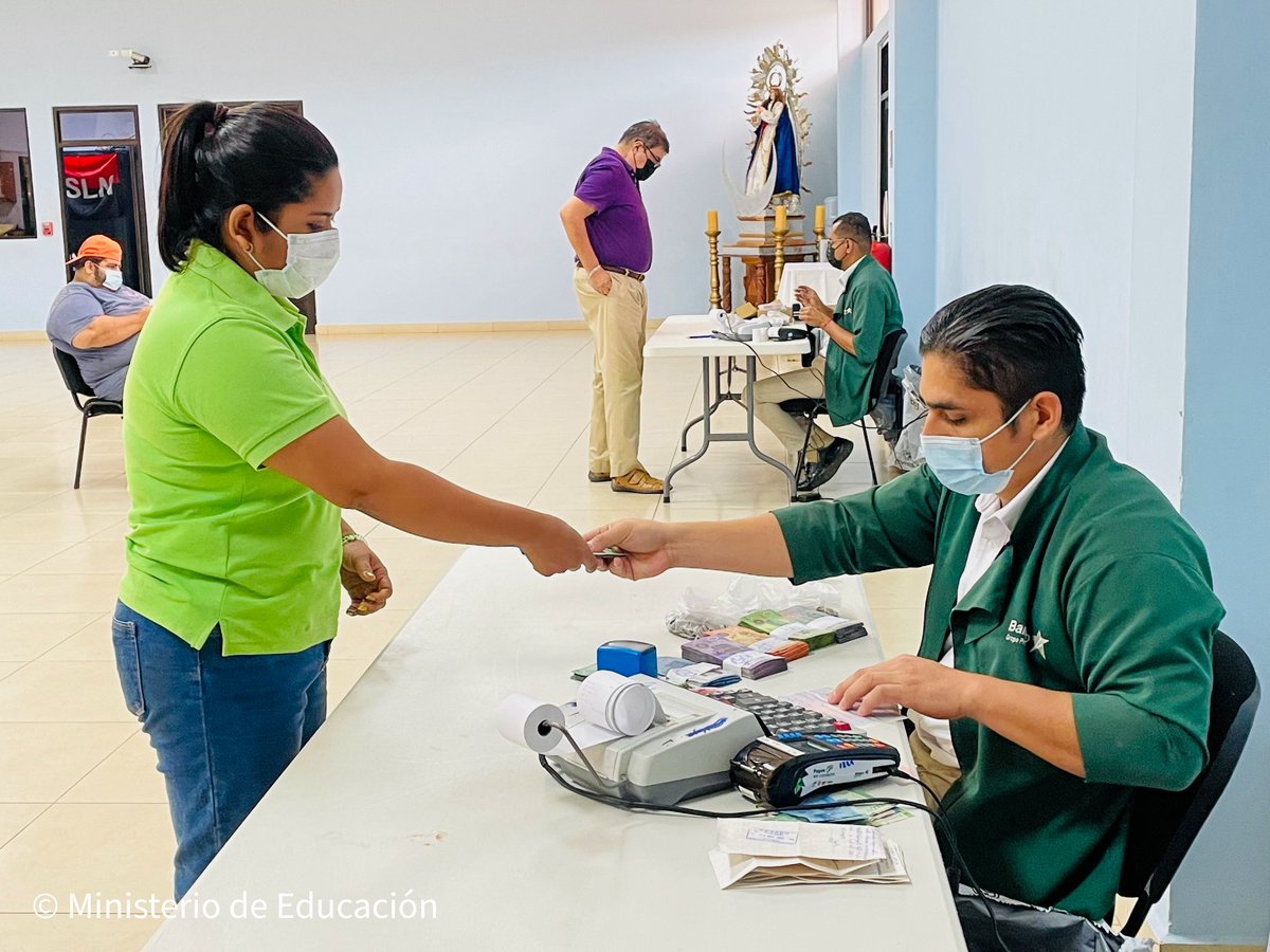 Servidores Públicos del Ministerio de Educación, reciben pago adelantado del mes de junio, para celebrar Día de las Madres Nicaragüenses.

#BenditasMadres
