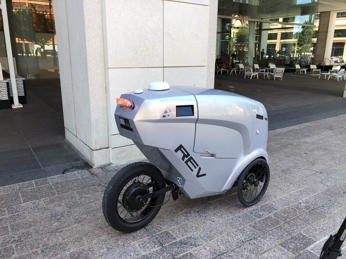 andrewdgh's tweet photo. Havenโt seen one of these before. Anyone? #av #deliverybot #transformer https://t.co/8fCuruJqRt
