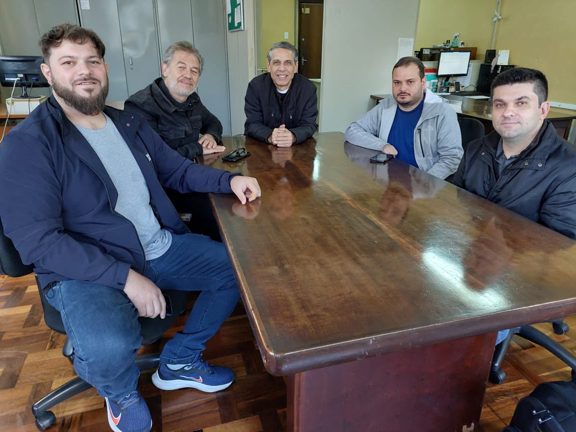 ACEPR6's tweet photo. O presidente e o diretor jurídico da ACEPR @greysonassuncao e @DMPiva estiveram reunidos na manhã desta quinta-feira (26) com os presidentes do Sindijor-PR, Sindiradio-TV e Arforc-PR. Uma integração maior entre a associação e os sindicatos para atender melhor todos os filiados 👊🏻 https://t.co/tt8fNylwg1