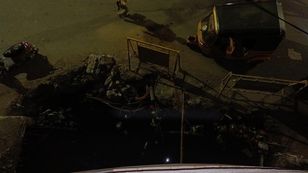 mohitchajjer's tweet photo. Respected MLA @PKSekarbabu
 Ridiculous work @chennaicorp @CHN_Metro_Water and #TNEB #TANGEDCO. From past 4 weeks they have dug pits for drainage work but left this corner as electricity wires are there, in last 10 days have given 3 complaints to respective departments, and https://t.co/fPOzm1J8bc