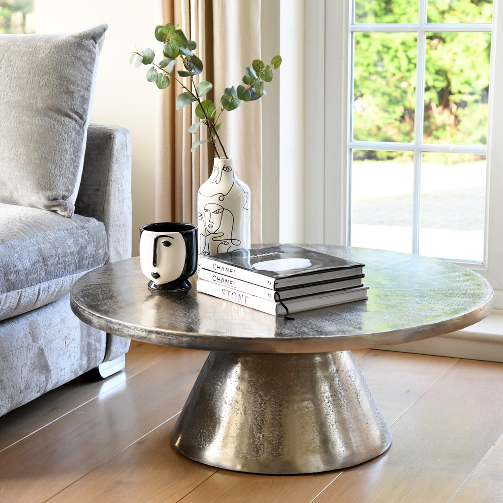 FishpoolsUK's tweet image. Ideal as a centrepiece for your living space, the Vartan gold metal round coffee table will certainly win you over with its original aesthetic and opulent allure. 
⁠
#coffeetabledecor #sidetable⁠
#interiorinspo #interiorgoals #livingroomgoals