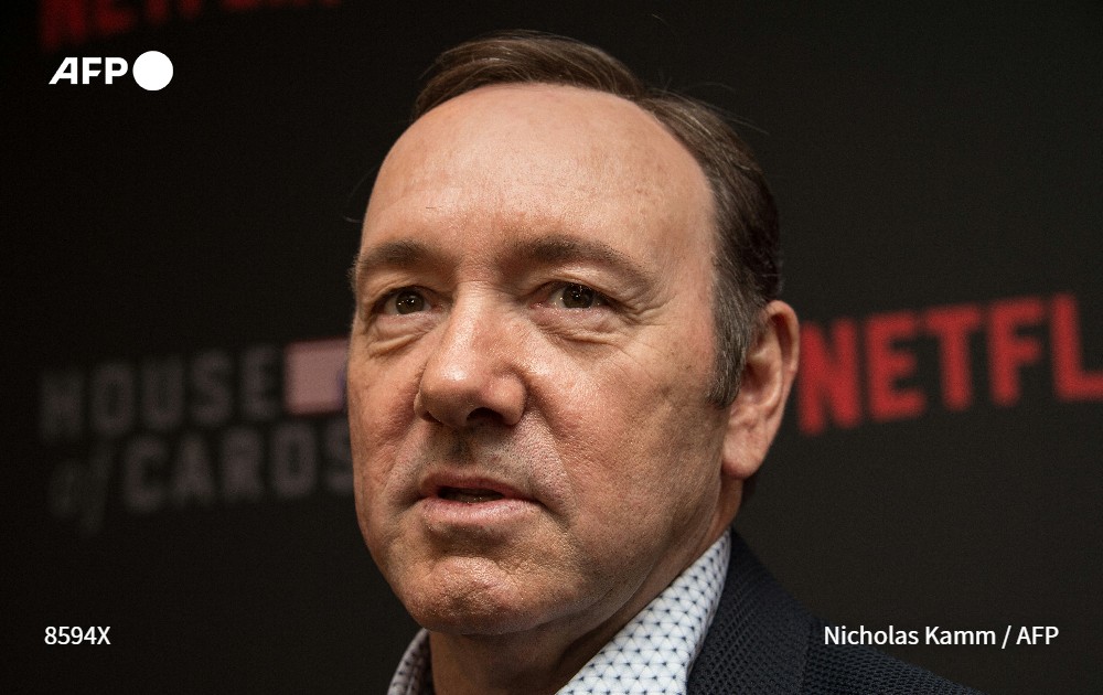 afpfr's tweet photo. [A LA UNE 18H] L'acteur américain Kevin Spacey a été inculpé de quatre agressions sexuelles contre trois hommes, a annoncé le Crown prosecution service (CPS), le parquet britannique #AFP 3/5 https://t.co/TCuCLq6E9w
