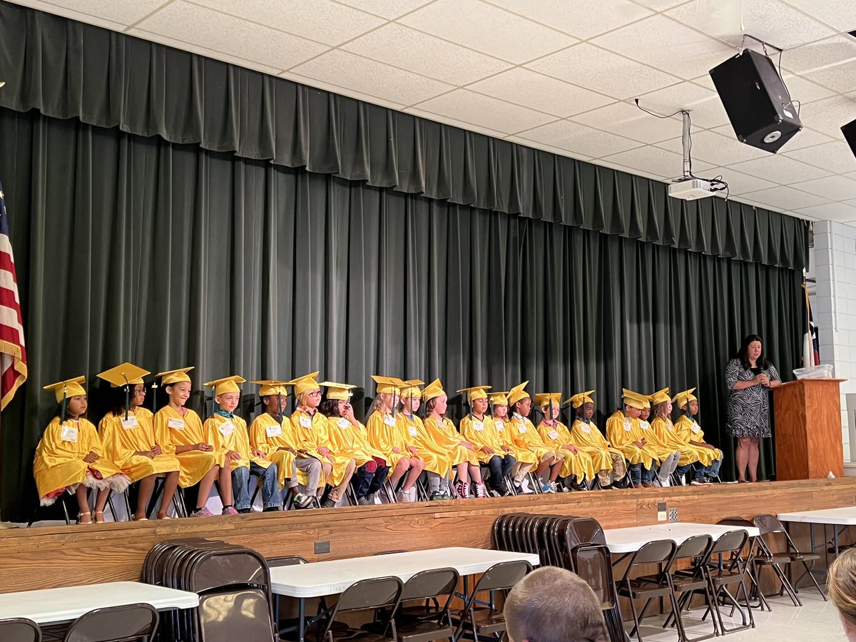 mrs_rpaul's tweet photo. @wfisdschools #iamwfisd #growingHaynes #beepbeep @haynes_nwa kinder graduation 💚🎓💛 @TristanBrowne https://t.co/lbTgUDClJs
