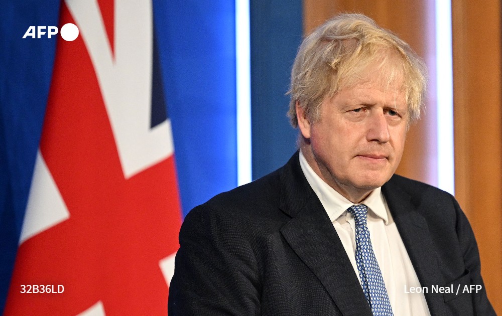 afpfr's tweet photo. [A LA UNE 18H] Le Premier ministre britannique Boris Johnson a présenté ses excuses aux agents de sécurité et de nettoyage de Downing Street au lendemain de la publication d'une enquête administrative sur le "partygate" révélant qu'on leur avait manqué de respect #AFP 5/5 https://t.co/6fZUE1uGAx