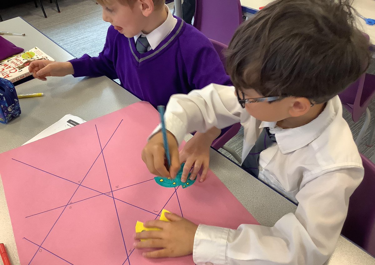 BansteadPrep's tweet photo. Year 3 have been learning about acute, obtuse and right angles and here are having fun exploring the different angles and making right angle testers too! #BPS_Maths #creativelearning https://t.co/CcMjPnnNUl