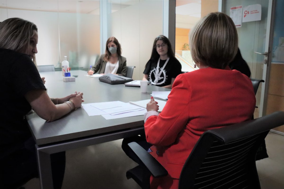 🍊 Nuestra diputada <a href="/mventuracs/">Mercedes Ventura</a> se ha reunido con @CaresCentro, dedicado a #STOPBullying

En <a href="/CiudadanosCs/">Ciudadanos 🇪🇸🇪🇺</a> nos tomamos muy en serio la problemática del acoso escolar y el ciberacoso.

👉 Trabajaremos conjuntamente para presentar iniciativas que mejoren la vida de niños y jóvenes.