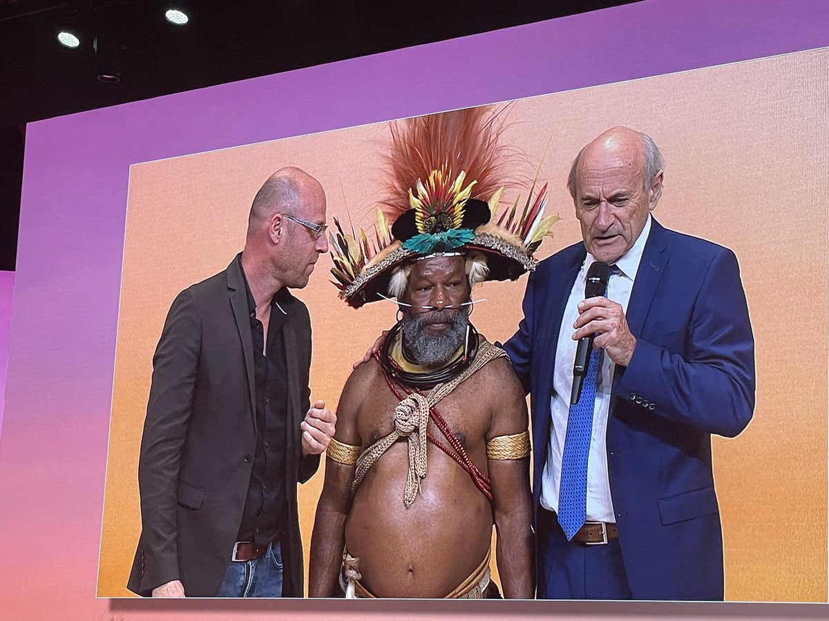 Une rencontre inspirante avec le chef papou @mundiyakepanga et @MarcDozier 
Il nous communique son amour de la forêt 🌳🌲🌳 et lance un appel à protéger les forêts du globe 🌎 cc @MAIF @dominique_mahe #RencontresMAIF #chaqueActeCompte