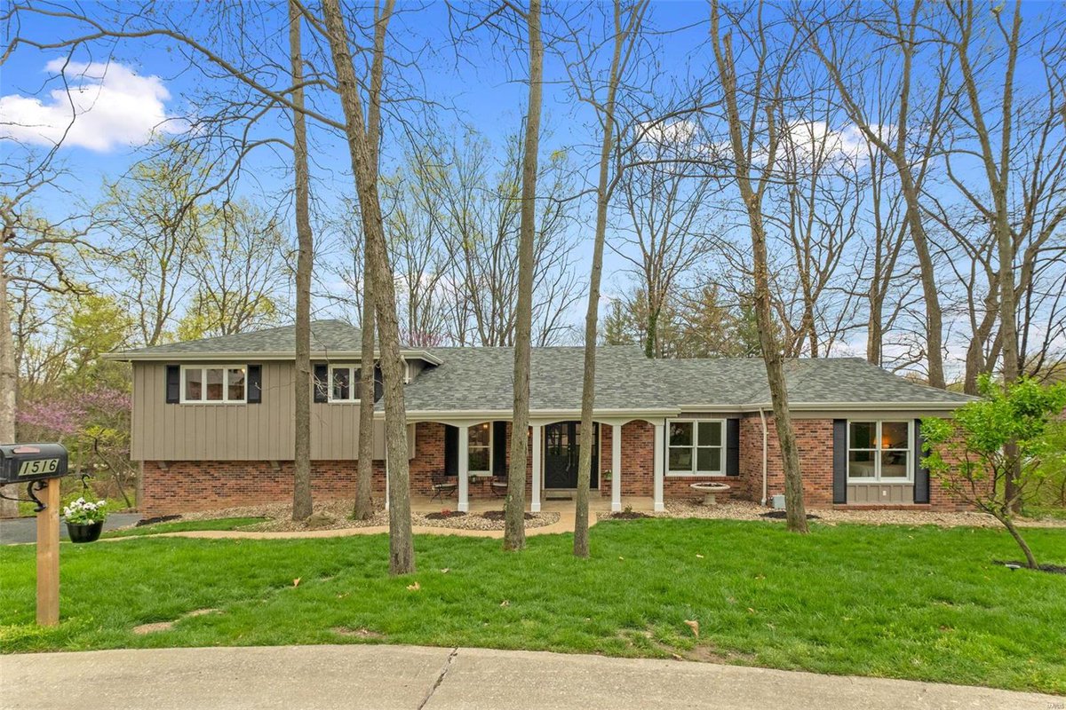 Simply amazing in Chesterfield. Move into this 5 BD/ 3 BA now! Call/text/DM me today!  cpix.me/l/143936919