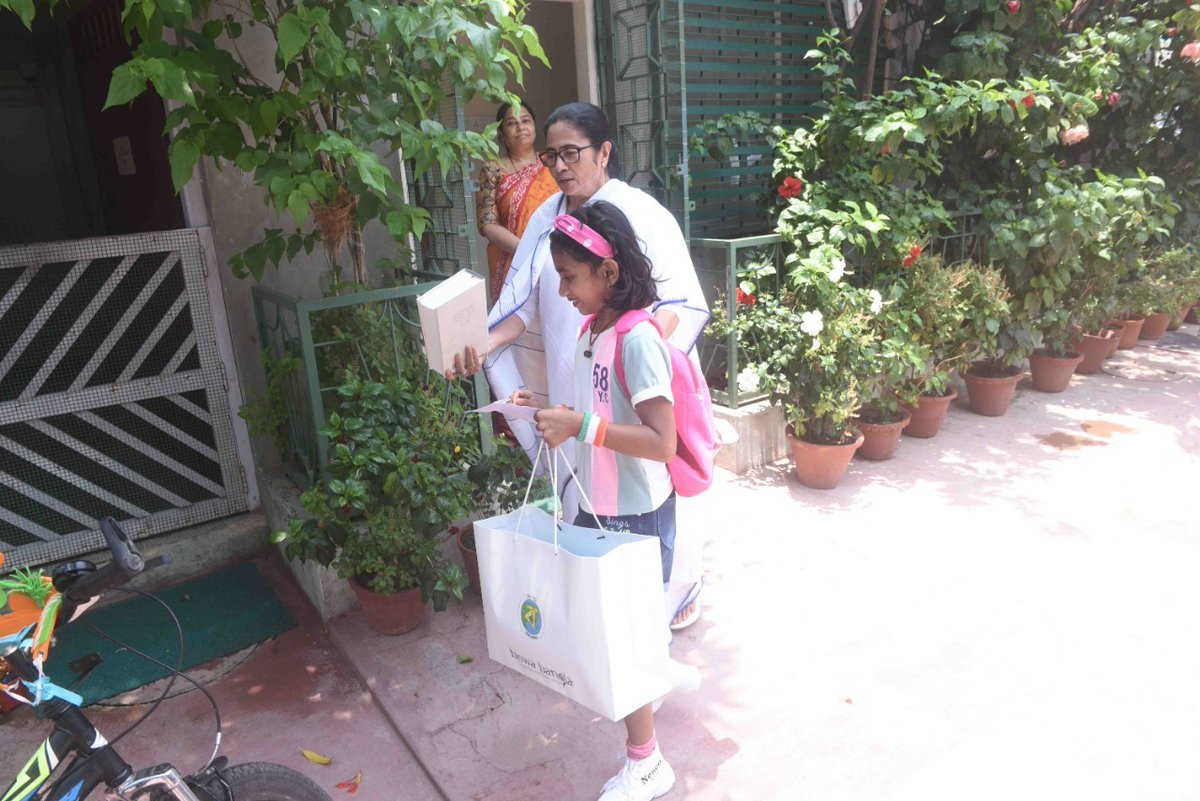 Eight year old #SayantikaDas had planned a 350 Km cycle ride from Malda to #Kolkata to meet #MamataBanerjee. Finally, she met #WestBengal Chief Minister at her #Kalighat residence on Thursday and even gifted her #Malda's famous 'Aamshawtto'!