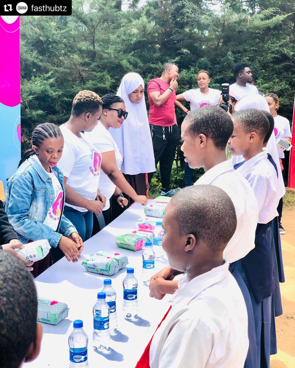 ThepinkboxInit's tweet photo. “Every girl deserves sanitary wear to feel safe, comfortable and confident all the time” @fasthubtz . Celebrating hedhi salama with our partners @coca_cola_tanzania @kiona_youth @taitanzania at Bambuli secondary school today.
#technologywithimpact #fasthubtz https://t.co/eyPbZp46dv