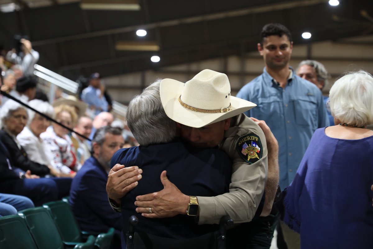 Greg Abbott tweet media