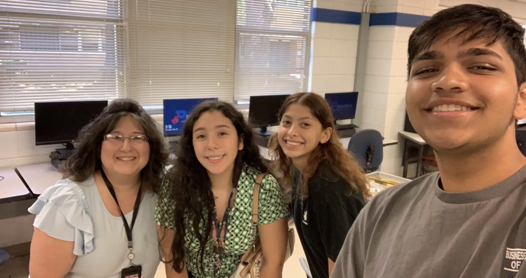 bpa_sam's tweet photo. I’m so happy to see some of my seniors who graduated! We❤️U!! Go be great!! @SamRayburn_HS @PISDCareerTech @socorrogutiexez @kennniaaaaa @Devm2022 @carlajazm1 @isaaa_z @_anasweetheart https://t.co/u1dOqihrgp