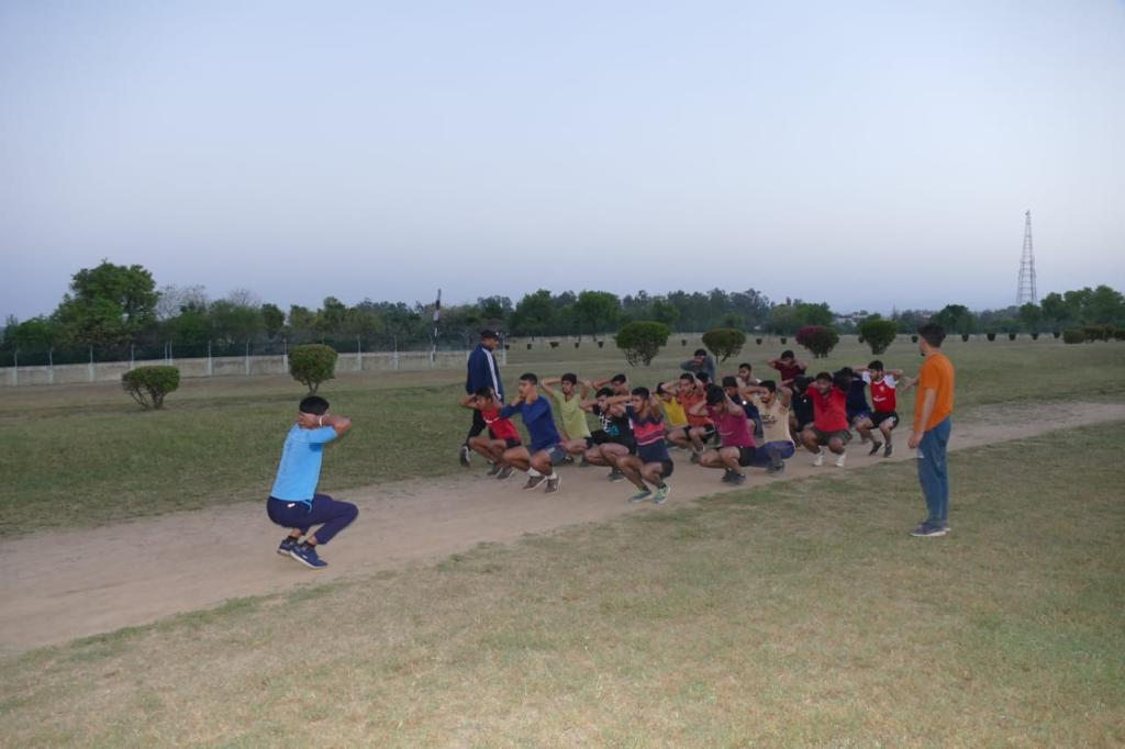 prodefencejammu's tweet photo. #MissionFirstBrigade of
#GurjDivision training youth of border areas of district Samba under it’s flagship scheme #SambaSuper60.
#IndianArmy continues noble initiative towards empowerment of the youth in the region.
#ShiningJK
@adgpi
@westerncomd_IA
@diprjk @diosamba1 https://t.co/bBQDERsiRB