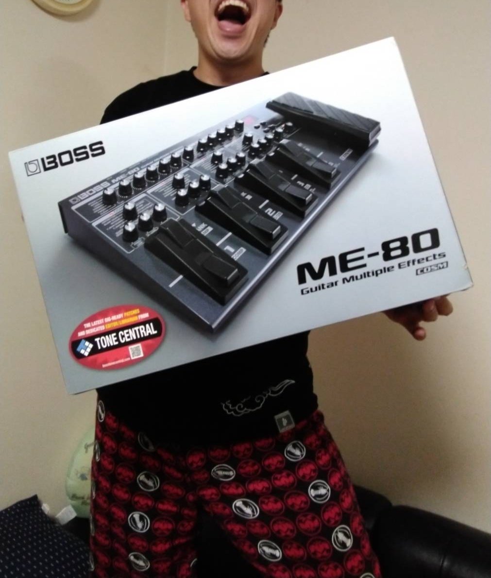 kichiwo_bassman's tweet photo. 深夜のMNG報告。
妻から誕生日プレゼントでマルチエフェクタ買ってもらいました。(^_^)
#BOSS
#ME80
本来はベーシストですが、実はギターも好き。最近ギター用のマルチエフェクターの音作りの勉強したいと思っておりました。
使いやすいですね。ギターも楽しんでいこうと思います。(^_^) https://t.co/aOyTToMofa