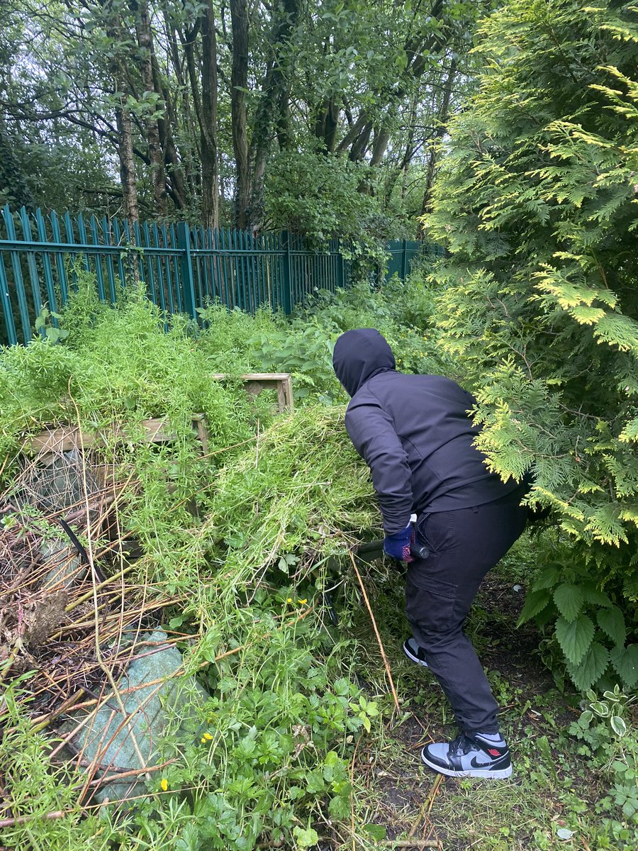 s2tlancs's tweet photo. Busy day for #teamstrive2thrive ๐ด
9am meeting, 10:30am meeting and the rest of the day at Grange with @LetsGrowPreston.
Our work placement students did a cracking job of cleaning up all the walking areas.
#youngpeople #communitysupport #allotment #communitygarden #Preston https://t.co/SWfbHC3HrY