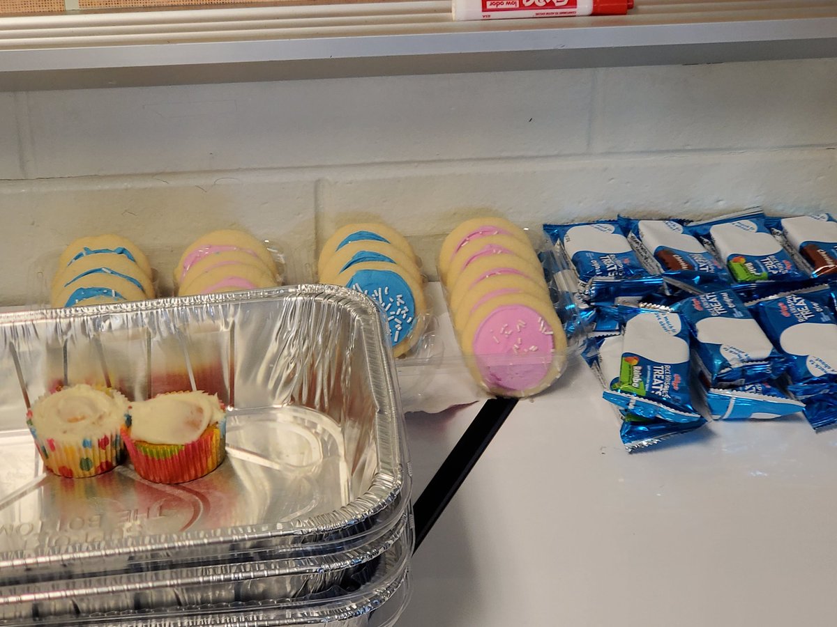 MaryMMorgans's tweet photo. It's a gender-reveal party on 6 Gold today. Who has the cupcake with the color in the middle? Such a fun way to include the kiddos in the 6 Gold family! Congrats Mrs. Knupp! @6gold1 @BeachMiddle https://t.co/g1fxt357Jl