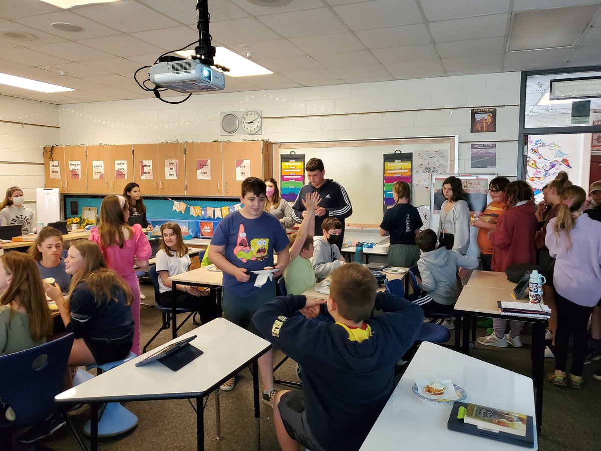 MaryMMorgans's tweet photo. It's a gender-reveal party on 6 Gold today. Who has the cupcake with the color in the middle? Such a fun way to include the kiddos in the 6 Gold family! Congrats Mrs. Knupp! @6gold1 @BeachMiddle https://t.co/g1fxt357Jl