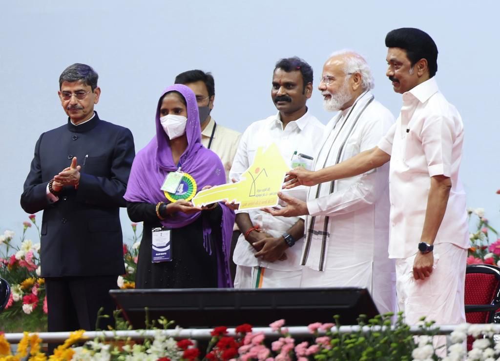 CMOTamilnadu's tweet photo. சென்னை, ஜவஹர்லால் நேரு உள் விளையாட்டரங்கில் மாண்புமிகு முதலமைச்சர் @mkstalin அவர்கள் தலைமையில் நடைபெற்ற அரசு விழாவில், பிரதமரின் அனைவருக்கும் வீடு கட்டும் திட்டத்தின் கீழ் 

1/2 https://t.co/ggiE8oygjU