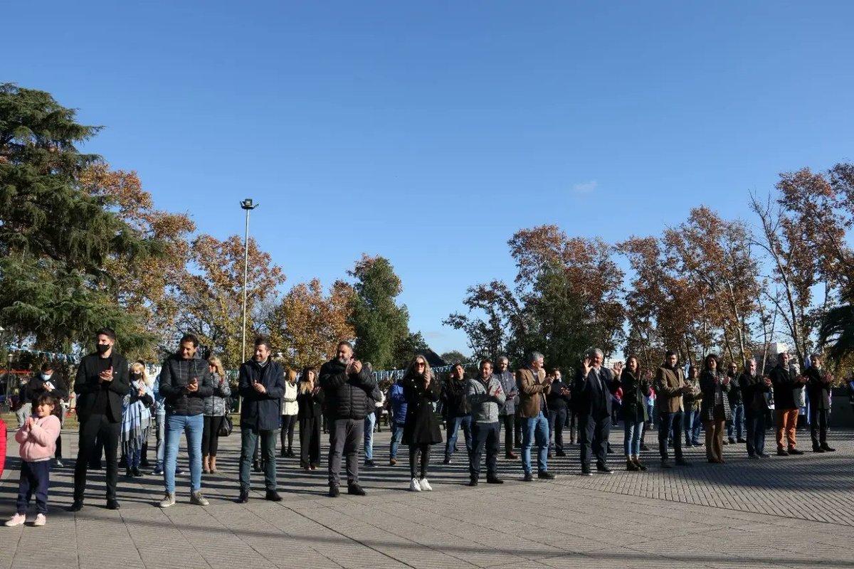 🇦🇷 𝟮𝟱 𝗗𝗘 𝗠𝗔𝗬𝗢 🇦🇷
Integrantes del #ConcejoDeliberante participaron del acto oficial por un nuevo aniversario de la #RevolucionDeMayo. Compartimos algunas imágenes del acto desarrollado hoy en la Plaza San Martín.

#25deMayo #revoluciondemayo #concejovgg #vgg