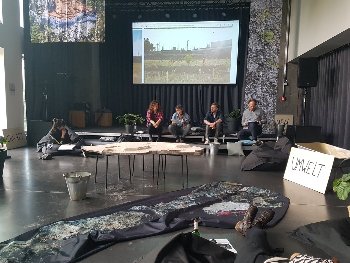 FFTDuesseldorf's tweet photo. Claudia Bosse spricht über ihr Projekt "commune 1-73" und die Gegenwärtigkeit der #PariserCommune. #PlaceInternationale https://t.co/wk8ovxqKYH