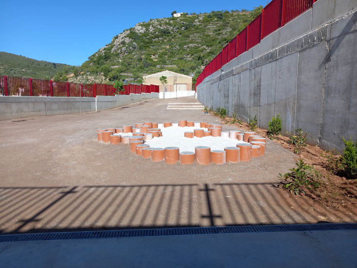 Signem l'acta d'ocupació perquè els xiquets, xiquetes i professorat del CRA Penyagolosa de les Useres puguen traslladar-se a la seua nova escola. Gràcies a <a href="/femlescola/">PV Fem l'escola #lesUseres</a> pel vostre esforç constant!

Ja van 10 centres educatius acabats aquest curs. Gran feina, <a href="/VictorGarcia_T/">Víctor Garcia</a>!