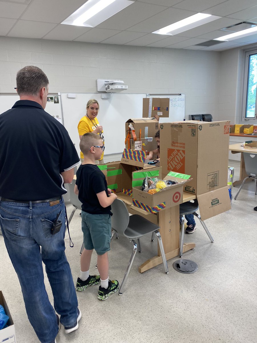 MrsJKelsheimer's tweet photo. Our studio arcade officially opened today. Students got to showcase their designs and our first visitor today was Principal @MJKingMEd! https://t.co/a3aOCandRV