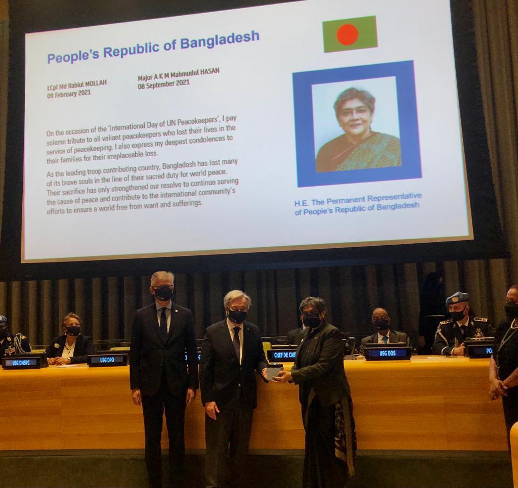 rababfh2016's tweet photo. It was an honor to receive #DagHammarskjoldMedal in the #ServiceofPeace awarded to 🇧🇩 peacekeepers Mj.Mahmudul Hassan &amp; L.Corporal Rabiul Mollah who gave their lives in the cause of #peace. We renew our commitment to #globalpeace; that is our tribute to them. #A4P #BlueHelmets https://t.co/rxo94ml9uS