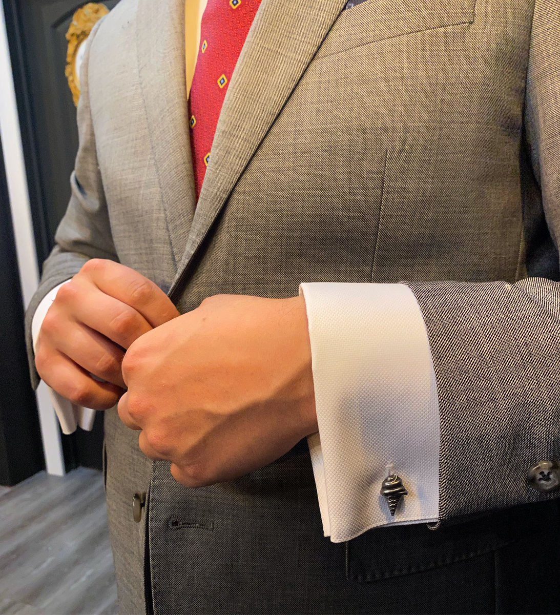 unclemprods's tweet photo. There are lots of little details in our show - check out Virgil’s cuff links from ModernPewterAndGifts on Etsy! #newworks #playwright #nyctheatre #escaperoom https://t.co/DwFE6pHav8