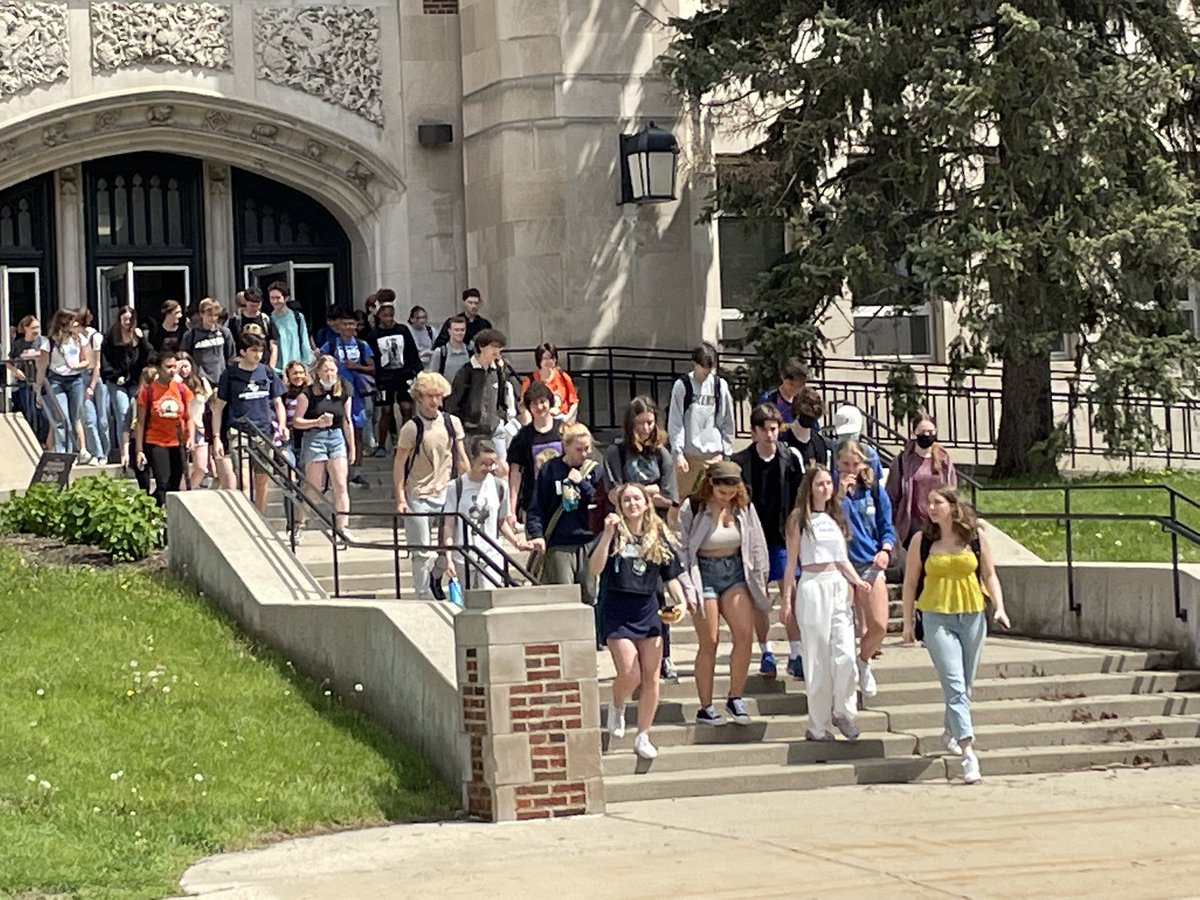 NickBohrWISN's tweet photo. Hundreds of Whitefish Bay High School students just walked out to protest gun violence. It’s part of a coordinated national #walkout calling for reform of gun laws. #WISN12 News https://t.co/6vklKDFCVv
