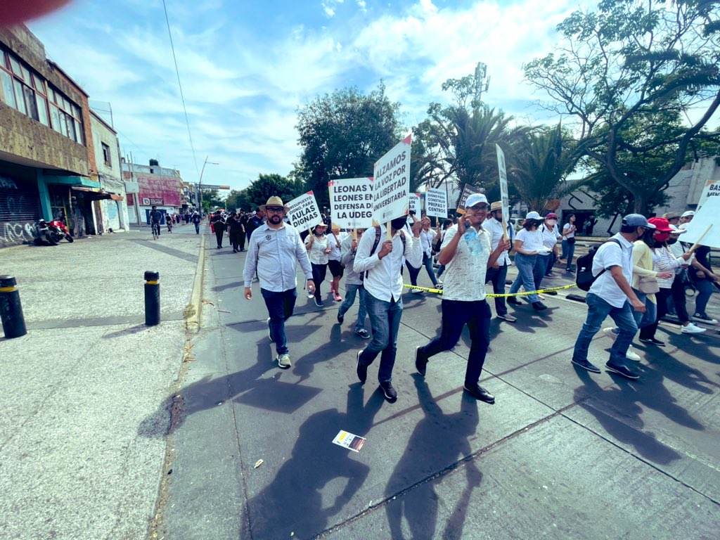 CUAAD_UdeG's tweet photo. Ya estamos a punto de llegar a Plaza Liberación para unirnos a todos los contigentes de la @udg_oficial. #MegaMarchaUdeG #DefendamosLaUdeG https://t.co/w5O3Q9ePX1