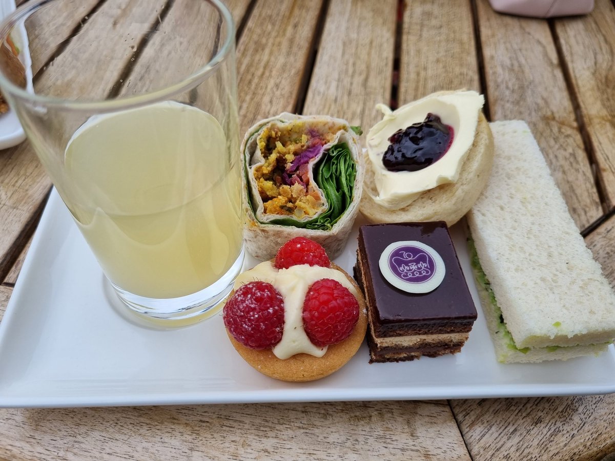 What an amazing honour it was to attend the Queen's Garden Party yesterday at Buckingham Palace. I had absolutely fantastic time.
<a href="/WMLieutenancy/">WMLieutenancy</a> 
<a href="/followHTIS/">Holy Trinity School</a> <a href="/dashnale/">Deborah Brown</a> <a href="/451SqnATC/">451 (Stourbridge) Sqn ATC</a> <a href="/ComdtAC/">Commandant RAF Air Cadets</a> <a href="/WMRFCA/">West Midland Reserve Forces & Cadets Association</a> @wmwaco <a href="/qaic_rafac/">QAIC - RAFAC</a> 
@OCWMercianWing @2ftsaerospace <a href="/WilliamCatherin/">PrinceWilliam-Kate</a>