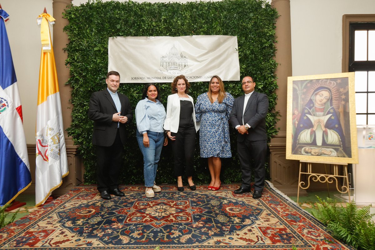 Televida's tweet photo. Foto 1. Mons. Raúl Bersoza, Lic. Alfredo Capellán, representante de Comunicación de @JuventudRD y el Rvdo. P. Kennedy Rodríguez.
Foto 2. Nicole Méndez y Rosangela Torres de @rayodeluzrd
#SemanadelaComunicación
#JornadaMundial
#ComunicacionesSociales
#56JMCS https://t.co/BvofUpB4Xa