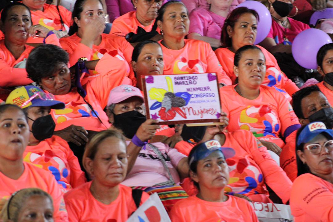 Con el aroma de mujer cierra el Congreso venezolano de las mujeres en #Aragua junto a su lideresa y gobernadora <a href="/Soykarinacarpio/">Karina Carpio</a> y a casa llena se encuentra el pueblo mujer renovando su esperanza en la nueva época.
<a href="/NicolasMaduro/">Nicolás Maduro</a>
<a href="/dcabellor/">Diosdado Cabello R</a>
<a href="/delcyrodriguezv/">Delcy Rodríguez</a> 

#OrganizadasSomosMas