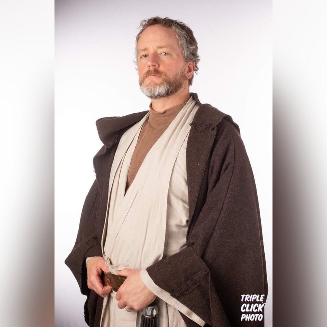 Alpha Base member Gregory is certainly ready for the premier of Obi-Wan Kenobi tomorrow! Who else is ready to travel back to a more civilized age? 

Photo credit: Ben Lucas (NomCreative) 

#obiwankenobi #starwars #anewhope #ewanmcgregor  #costumer #rebellegion #alphabasewa