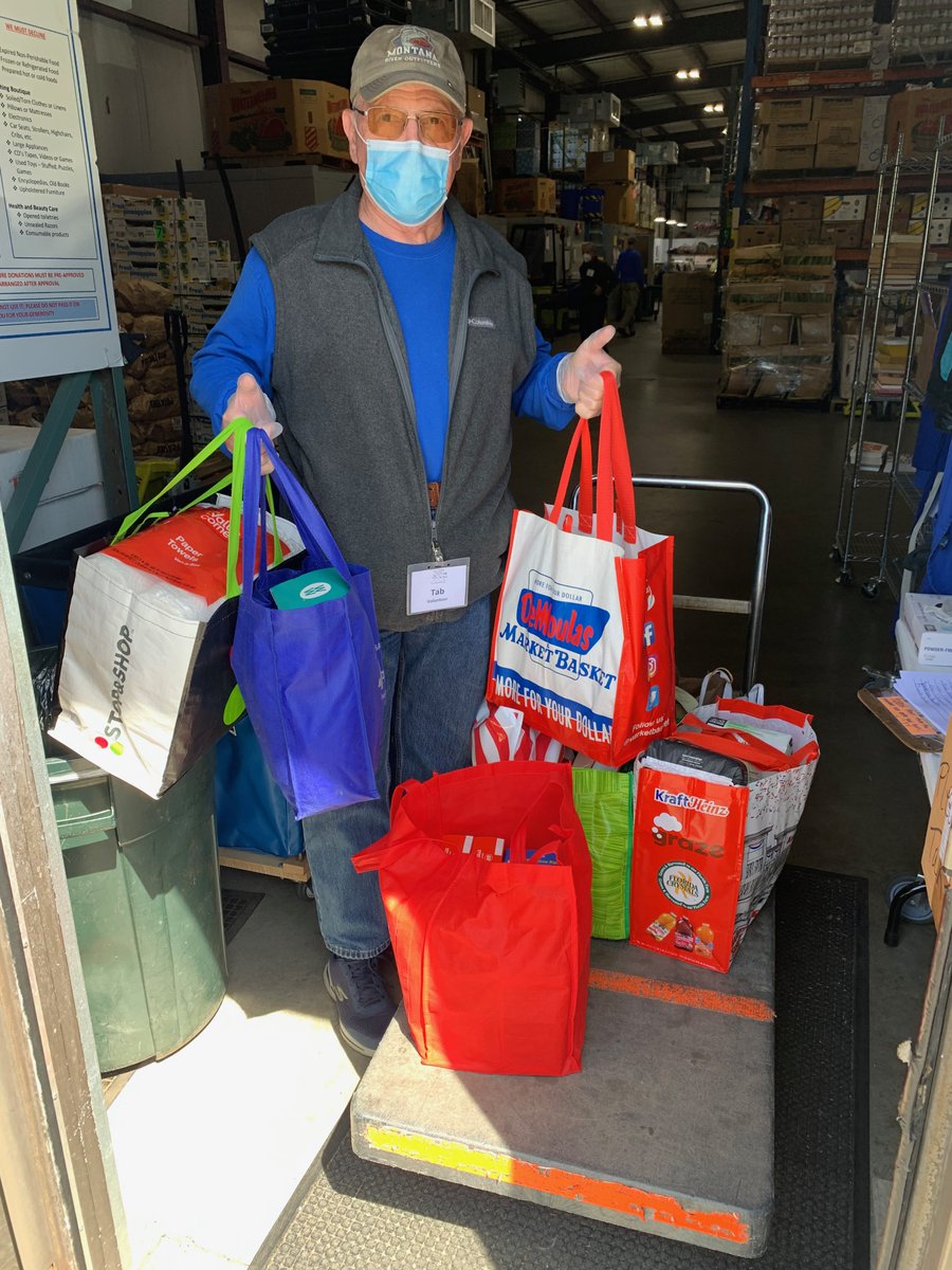MassNAHRO's tweet photo. A @FamilyPantryCC volunteer accepts food drive donations collected from @MassNAHRO members attending the 2022 Annual Conference &amp; Exhibition. The Family Food Pantry of Cape Cod is dedicated to serving the needs of the Cape's less fortunate residents. #MassNAHRO22 #DoingGoodWork https://t.co/9S3wtmf47O