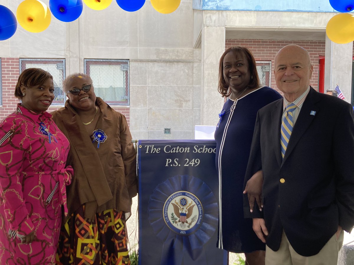NYCESPA's tweet photo. Celebrating the visionary leadership of Blue Ribbon School Principal and NYCESPA Vice President Elisa Brown. Well deserved! @NYCESPA @FollowCSA @elisaprincipal @SheneanL https://t.co/9anixykPxt