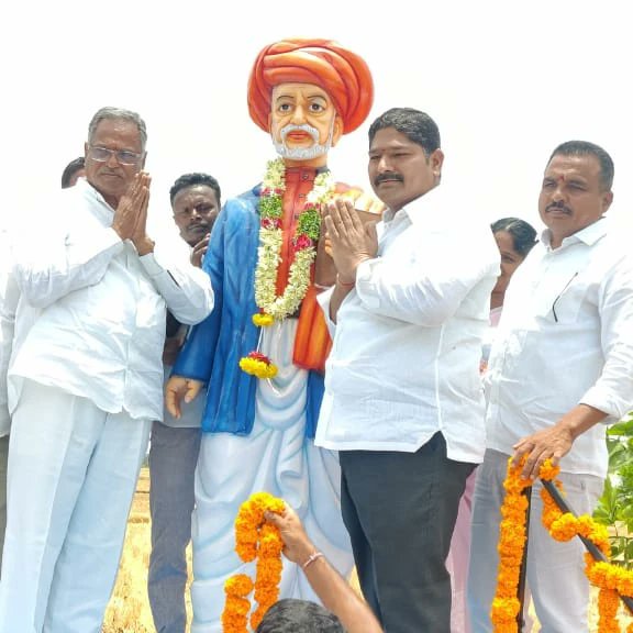 brs_peddapalli's tweet photo. పెద్దపల్లి నియోజకవర్గం జూలపెల్లి మండలం బాలరాజ్ పల్లి గ్రామంలో మహాత్మా జ్యోతిరావు పూలే విగ్రహావిష్కరణ లో గౌరవ ఎమ్మెల్యే దాసరి మనోహర్ రెడ్డి @dasari_manohar గారు.
#mahathmajyothiraophule #statueofunity #Julapally #Peddapalli #TRS #KCR #DasariManoharReddy
@KTRTRS @ysathishreddy https://t.co/1FxVOCS800