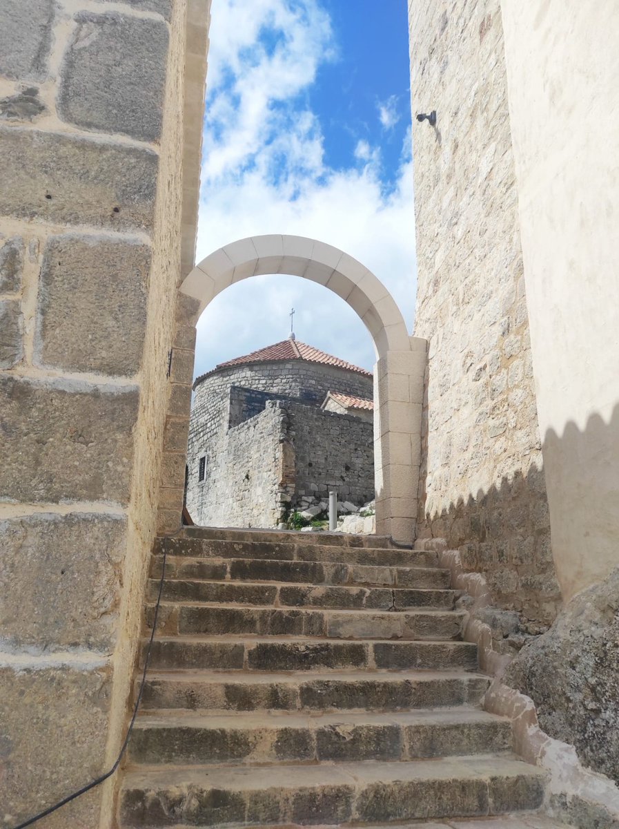 VipHolidayBook's tweet photo. 📢 Check out our new travel blog:
Klis Fortress – Day Trip from #Split 👑💫

Read more on our website 👉 
https://t.co/c6VMxVOzBW

#Croatia #CroatiaFullOfLife #adriatic #luxury #Villa #blog #bloggers #blogger #bloggingcommunity #Blogs #VIPholidaybooker https://t.co/sspfSOEwxz