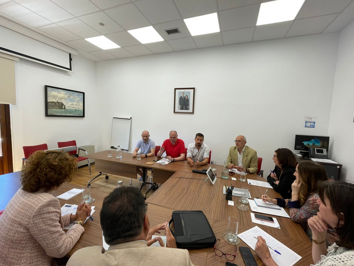ApfpSorg's tweet photo. Reunión de @APFP_es con @teresajbecerril y Directores de Seguridad y MNP y P.Técnico
del @DefensorPuebloE 

En dos horas y media se ha tratado la problemática actual en #sosprisiones destacando temas de retribuciones, formación, uniformidad, medios...etc

#MitrabajoTuseguridad https://t.co/VUuWP0TUSO