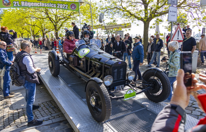 nordwandblick's tweet photo. Start der 21. #Rügenclassics in #Sassnitz. Bei der #Oldtimer #Rallye fahren 59 Auto-Legenden über die Insel #Rügen - Ford Boat Tail Racer, Chrysler Plymouth P6, BMW 340-2 und Ford Convertible Sedan V8. #Oldtimerrallye #Germany #Car #Classic #Vintage #Ford #Chrysler #BMW #Pommern https://t.co/TKmXPQlySx