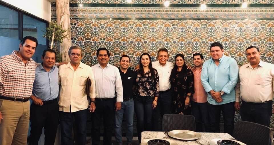 Un gran gusto de dialogar con el Delegado <a href="/Jorge_Meade/">Jorge Meade Ocaranza</a> y con el Presidente <a href="/ElPatoDeLucas/">Ernesto De Lucas  H.</a> los términos de la convocatoria para elegir al President@ y Secretari@ del <a href="/CDEPRISonora/">PRI Sonora</a> Estuvo también, aunque no aparece en la foto <a href="/PascualSotoe/">Pascual Soto</a> Éxito a todos y a fortalecer al PRI✌🏽